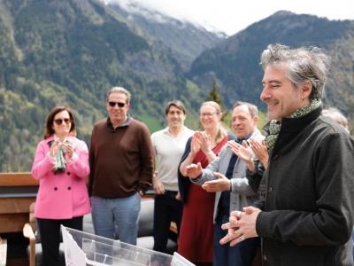 Applauding the winner of the Prix Naissance d'une OEuvre