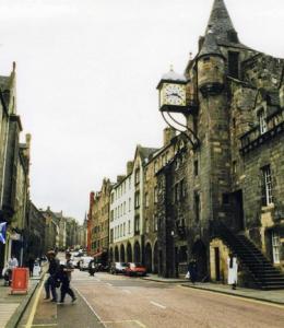 Canongate, Edinburgh, in 1998 cc-by-sa/2.0 - © David Gearing - geograph.org.uk/p/2095954
